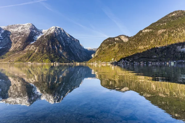 Ville de Hallstatt avec des maisons traditionnelles en bois — Photo