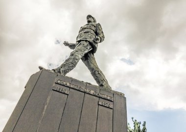 Paris Charles de Gaulle'nün anıt