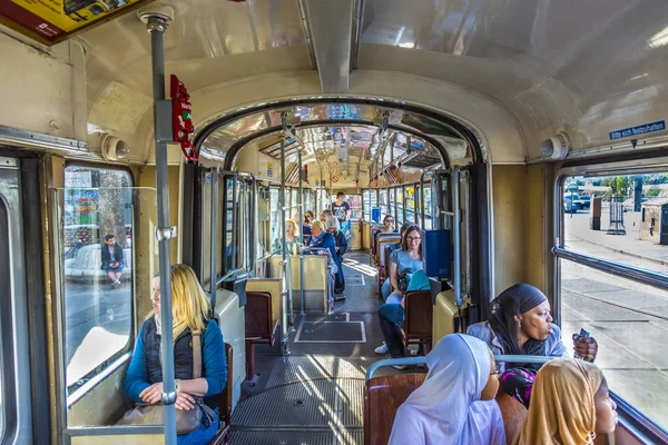 Pessoas no trem na estação de trem Prater em Viena — Fotografia de Stock