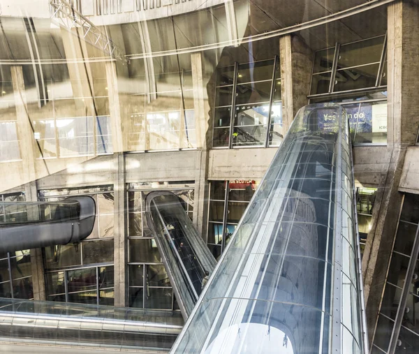 Persone all'aeroporto Charles de Gaulle . — Foto Stock