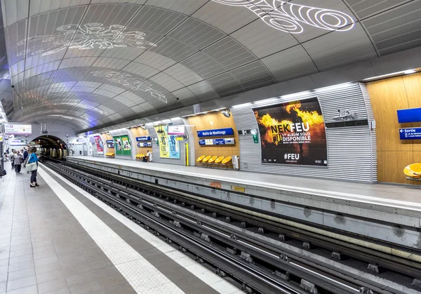 Viajeros y viajeros esperando en la estación de metro Mairie de Mon —  Fotos de Stock