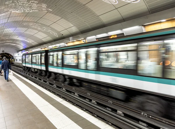 Travellers and commuters waiting at subway station Mairie de Mon — Stockfoto