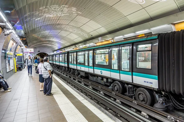 Pengembara dan komuter menunggu di stasiun kereta bawah tanah Mairie de Mon — Stok Foto