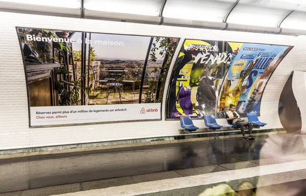 Viajantes e viajantes esperando na estação de metrô — Fotografia de Stock