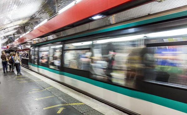 Viajantes e viajantes esperando na estação de metrô — Fotografia de Stock