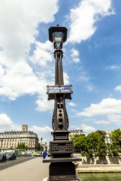 Lantaarn op brug met teken Pont notre dame — Stockfoto