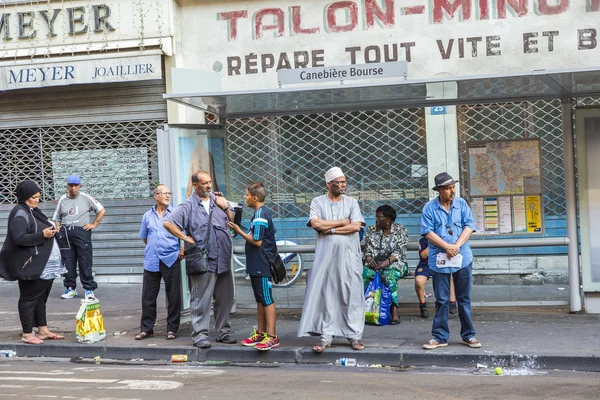 Menschen verschiedener Nationalitäten warten an der Bushaltestelle in Marsei — Stockfoto