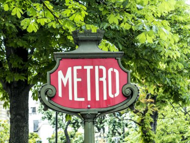 Paris metro işareti duvar karşı bir elektrik direği ile