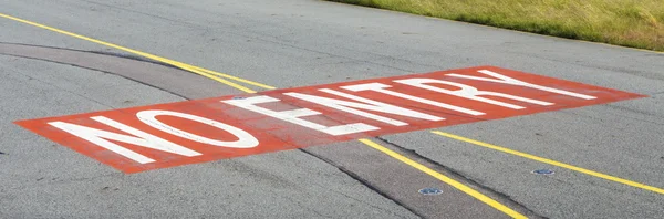 No entry sign at the runway — Stock Photo, Image