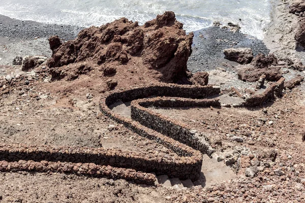 Playa negra con piedras — Foto de Stock