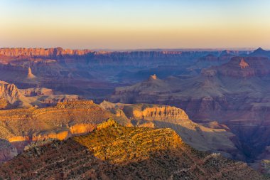 grand canyon'ın renkli günbatımında