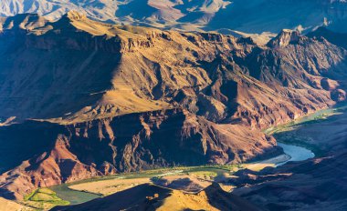 Büyük Kanyon güneş doğarken Colorado Nehri manzaralı