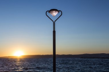 Corniche, gün batımında hafif yanma ile fener