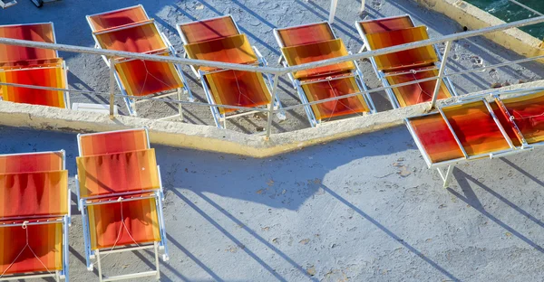 Orangefarbene Sonnenliegen auf einer Terrasse an der Corniche in Marseille — Stockfoto