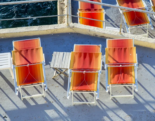 Tumbonas naranjas en una terraza en el Corniche de Marsella — Foto de Stock