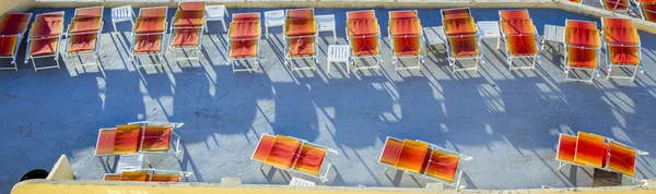 Chaises longues orange sur une terrasse à la Corniche à Marseille — Photo