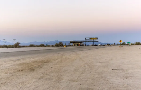 Station-service en fin d'après-midi au Desert Center — Photo