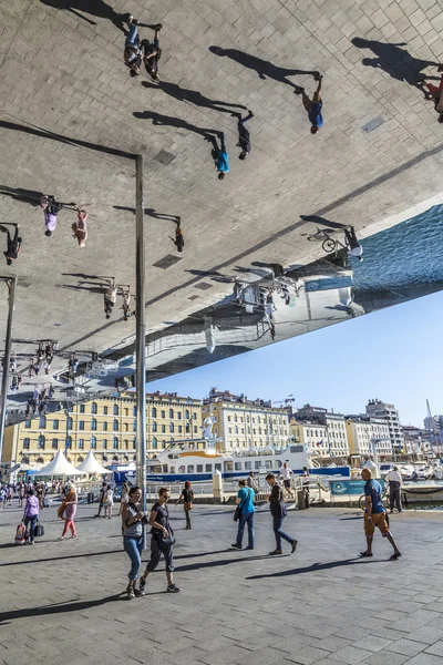 Lidé navštěvují Norman Fosters pavilon v marseille — Stock fotografie