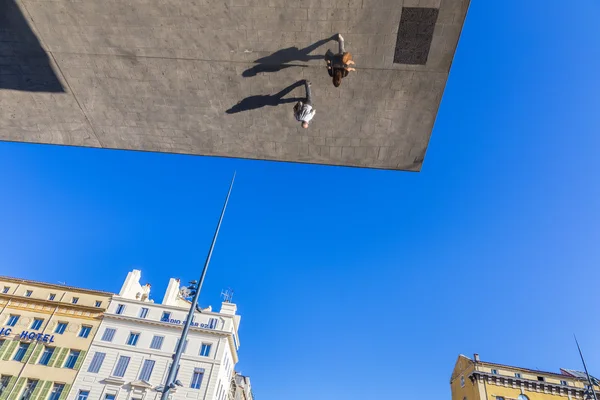 Lidé navštěvují Norman Fosters pavilon v marseille — Stock fotografie