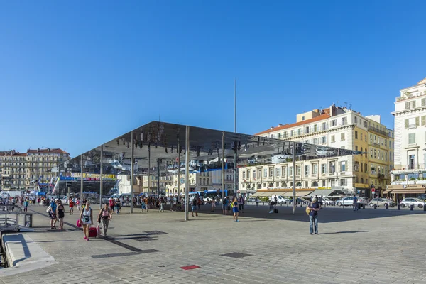 Människor besöker Norman Fosters Pavillion i marseille — Stockfoto