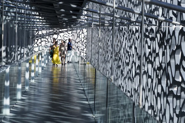 Les gens visitent le bâtiment moderne du Musée d'Europe et Medit — Photo