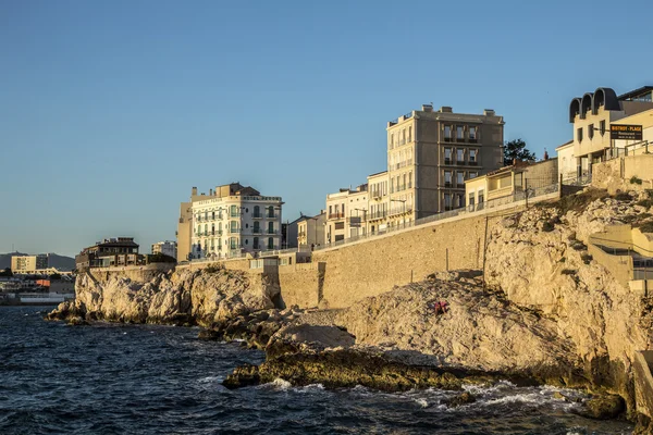Insanlar Corniche Kennedy Marseille günbatımında tadını çıkarın. — Stok fotoğraf