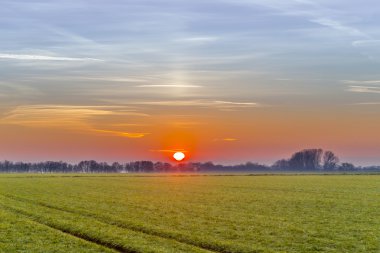 günbatımı üzerinde kırmızı güneş alanlarla