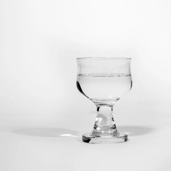 Glas geïsoleerd op wit met water — Stockfoto