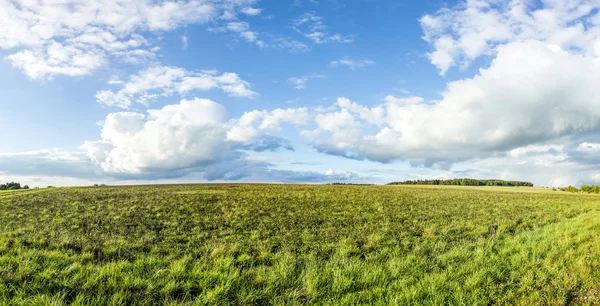 Ländliche Landschaft mit Feldern und Wolken im hellen Sonnenuntergang — Stockfoto