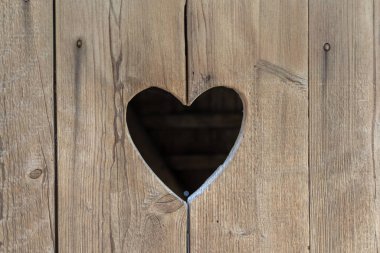 Eski bir tuvalet kapısında kalp şeklinde.