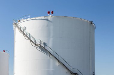 Enerji sembolü olarak gün ışığında beyaz benzin siloları