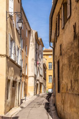 Fransa 'nın eski Aix en Provence kasabasında küçük dar bir cadde.