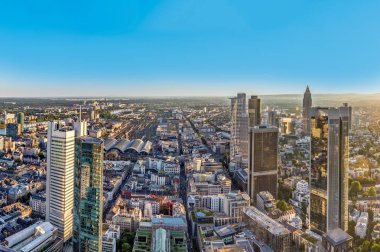 Maintower 'da gökdelenleri olan Frankfurt am Main Panoraması
