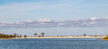 Doğu Marion 'un deniz kenarından görünen manzaralı plajı.