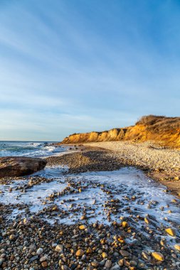 ABD 'nin Hamptons kentindeki Montauk' ta sabah ışığında manzaralı kıyı manzarası.