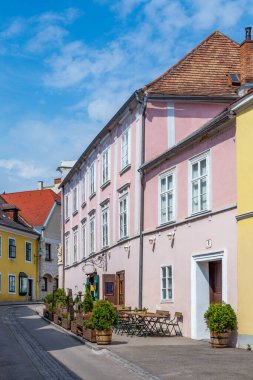 Avusturya 'nın Krems şehrinde tarihi binaları olan manzaralı eski bir kasaba..