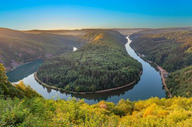 Eşsiz peyzaj ve dönüm noktası bakış açısıyla Saar nehir bend Almanya Saarland