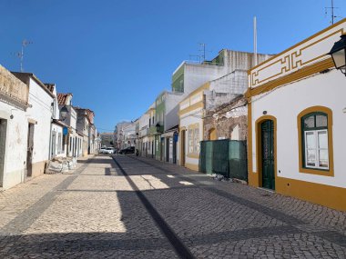 Küçük vila gerçek de santo tonio köyünü ziyaret edin. Tipik bir pazar meydanı, palmiye yolu ve yerde tuğla katmanları var..