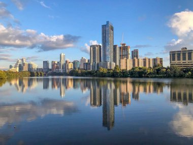 Nehirde yansıması olan Dallas 'ın manzaralı silüeti