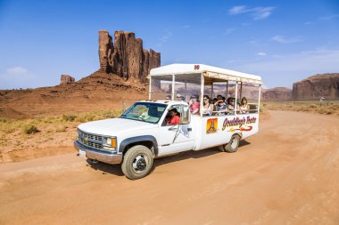 insanlar araba anıt Vadisi ile sürüş keyfini çıkarın.