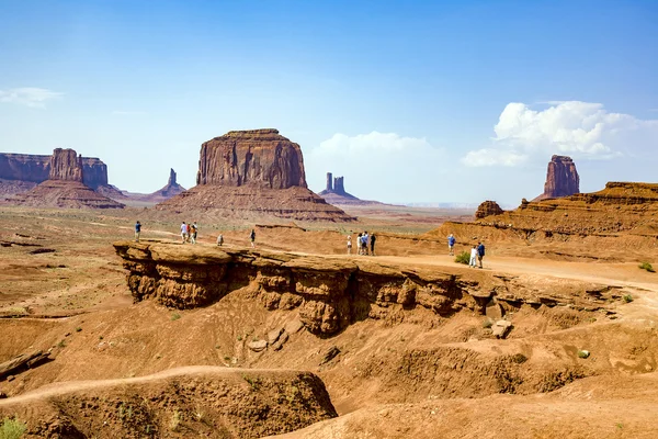 Mensen genieten van het uitzicht vanaf John Fords plaats aan de schilderachtige Butte — Stockfoto