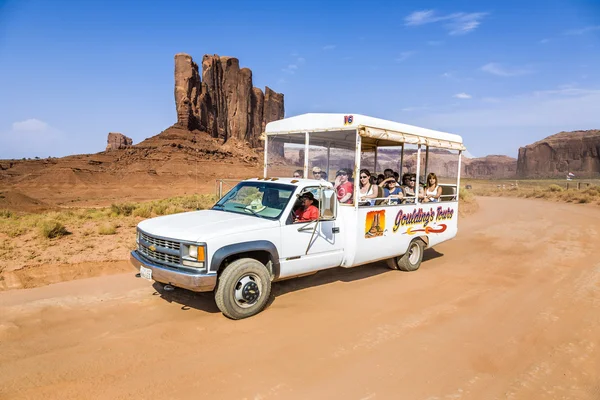 La gente si gode il viaggio in auto nella Monument Valley — Foto Stock