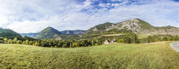 Paisagem rural na região les haut alpes em França — Fotografia de Stock