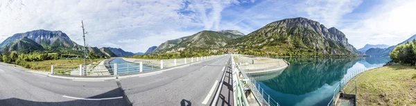 Le lac de durance au lac de Serre Poncon dans les Alpes — Photo