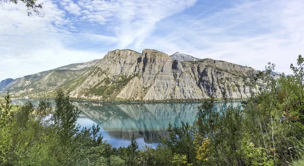 Der ausdauersee am lac de serre poncon in den alpen — Stockfoto