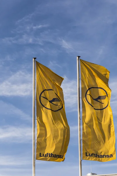 Bandeira Lufthansa com símbolo Lufthansa, o guindaste e estrela allian — Fotografia de Stock