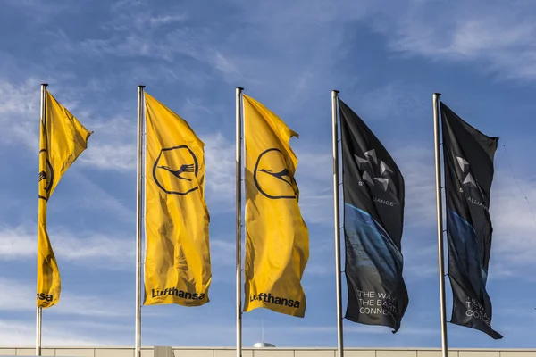 Bandeira Lufthansa com símbolo Lufthansa, o guindaste e estrela allian — Fotografia de Stock