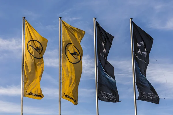 Bandera de Lufthansa con símbolo de Lufthansa, la grúa y el alian estrella —  Fotos de Stock