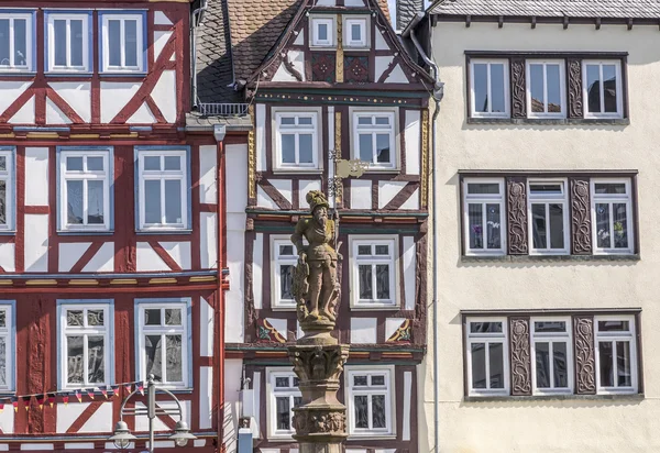 Antiguas casas medievales en Butzbach con estatua de caballero —  Fotos de Stock