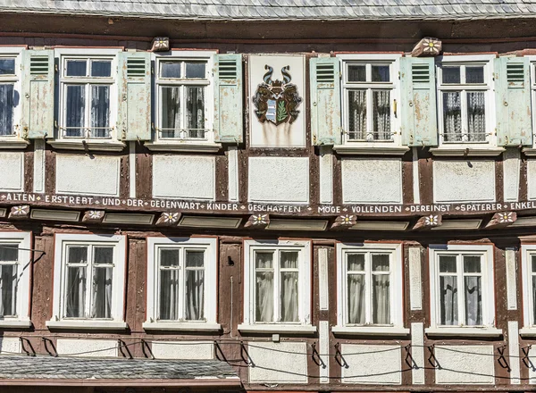 Gamla timrade medeltida hus i Butzbach, Tyskland under blå sk — Stockfoto